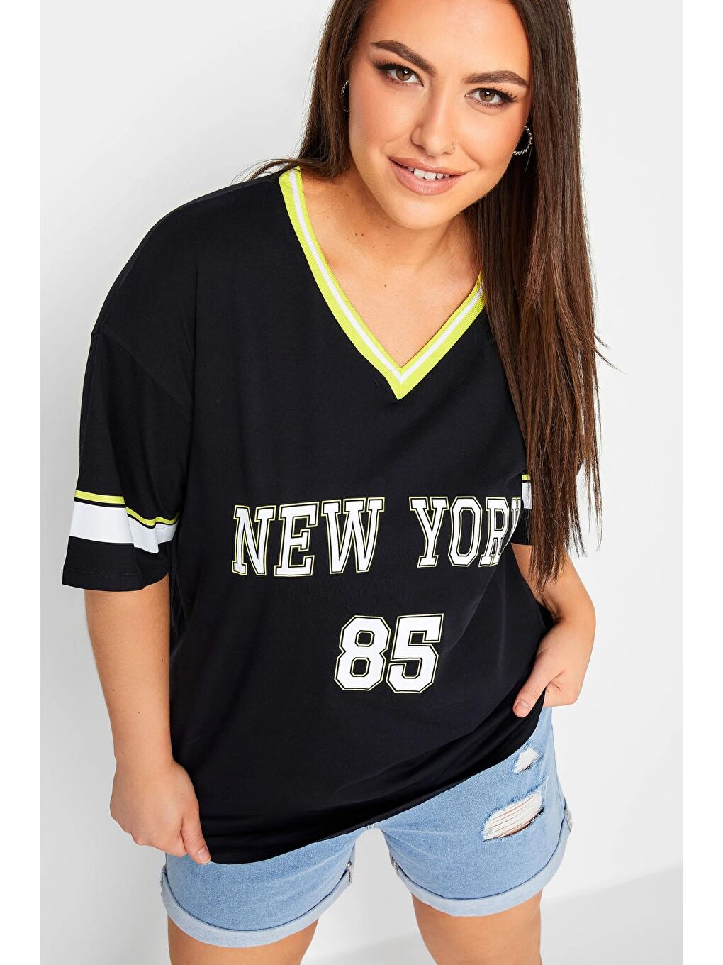 Siyah Büyük Beden Önü Baskılı V Yaka Yarım Kollu Uzun Kesim Tişört 321024