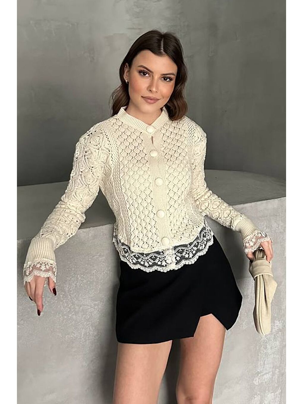 Ekru Dantelli Düğmeli Bisiklet Yaka Triko Hırka-1