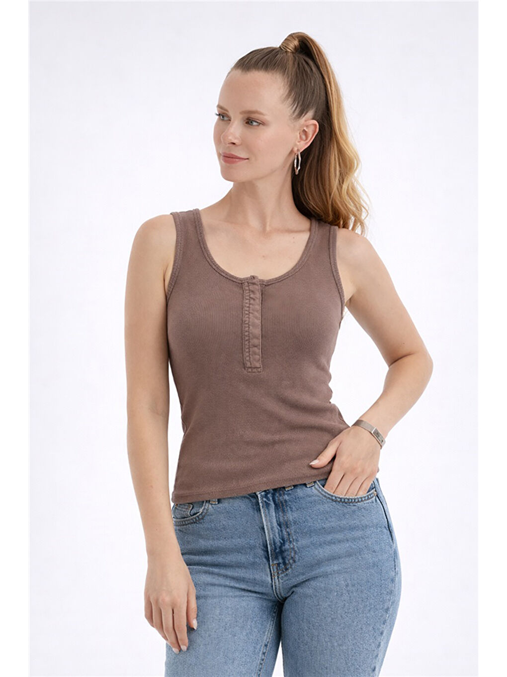 Kahverengi Pamuklu Slim Fit Çıtçıt Detaylı Yuvarlak Yaka Kadın Atlet 26Y0059K1