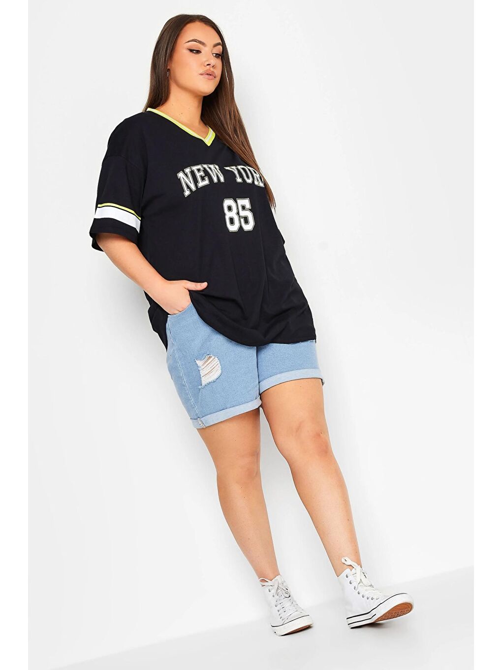 Siyah Büyük Beden Önü Baskılı V Yaka Yarım Kollu Uzun Kesim Tişört 321024-1