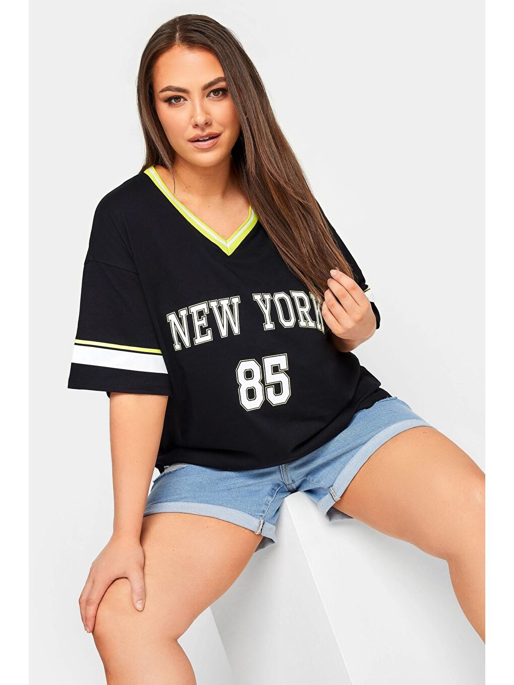 Siyah Büyük Beden Önü Baskılı V Yaka Yarım Kollu Uzun Kesim Tişört 321024-3