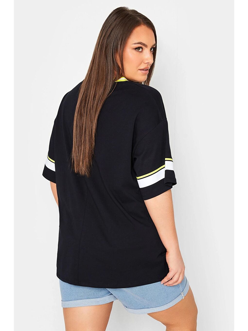 Siyah Büyük Beden Önü Baskılı V Yaka Yarım Kollu Uzun Kesim Tişört 321024-4