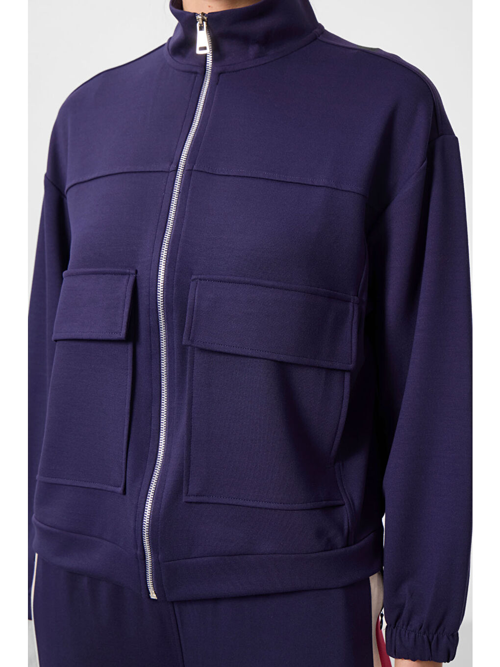 Koyu Mor Yumuşak Dokulu Dik Yaka Oversize Kargo Cepli Kadın Crop Top Sweatshirt - 97301-2