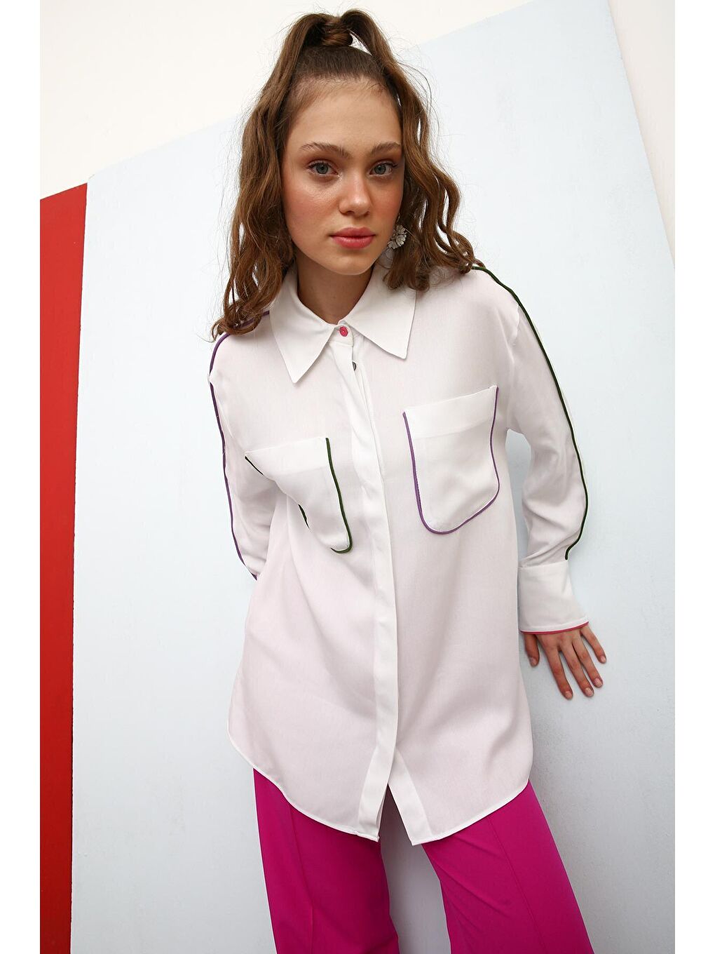 Beyaz Renkli Biye Detaylı Viscon Gömlek