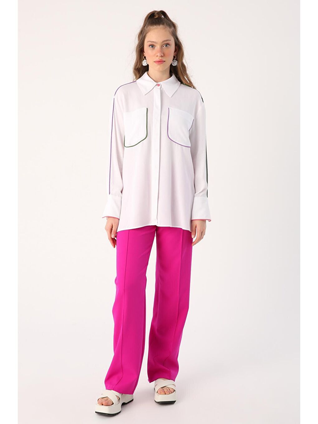 Beyaz Renkli Biye Detaylı Viscon Gömlek-1