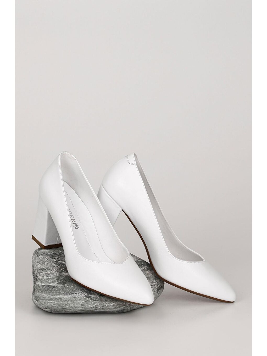 Beyaz BEYAZ  Hakiki Deri Sivri Burun Yüksek Kalın Topuklu Kadın Ayakkabı 24171