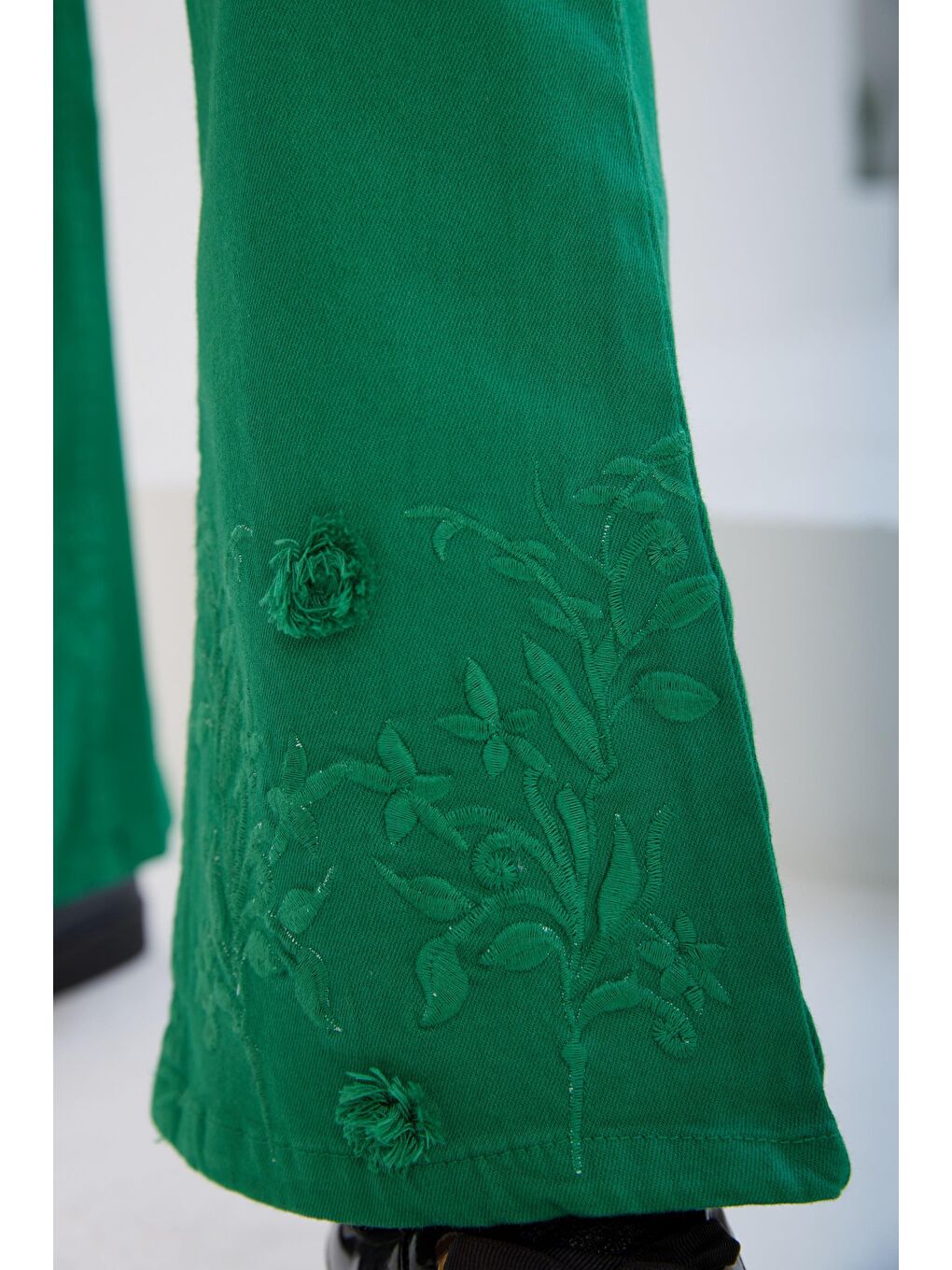 Yeşil Kız Çocuk Dar Kalıp Nakışlı Fit Jean Pantolon-3