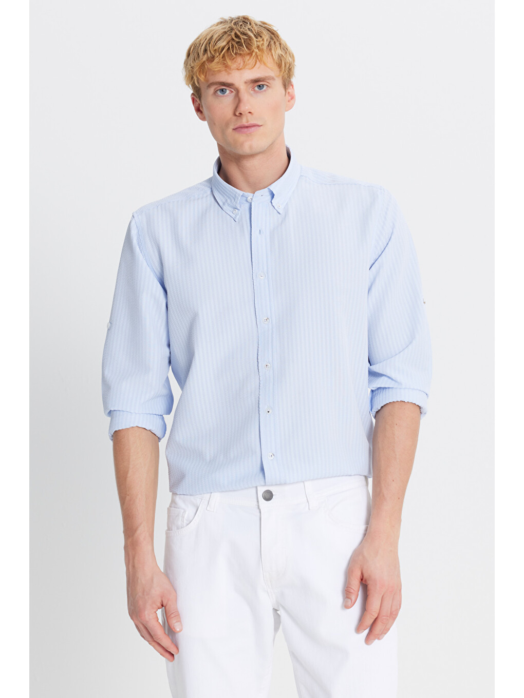 Erkek Açık Mavi Tailored Slim Fit Dar Kesim Düğmeli Yaka Gofre Desenli Gömlek