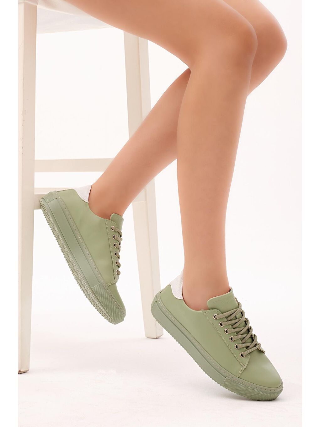 Kadın Yeşil Rahat Kalıp Kuzu Derisi Bağcıklı Sneaker-1
