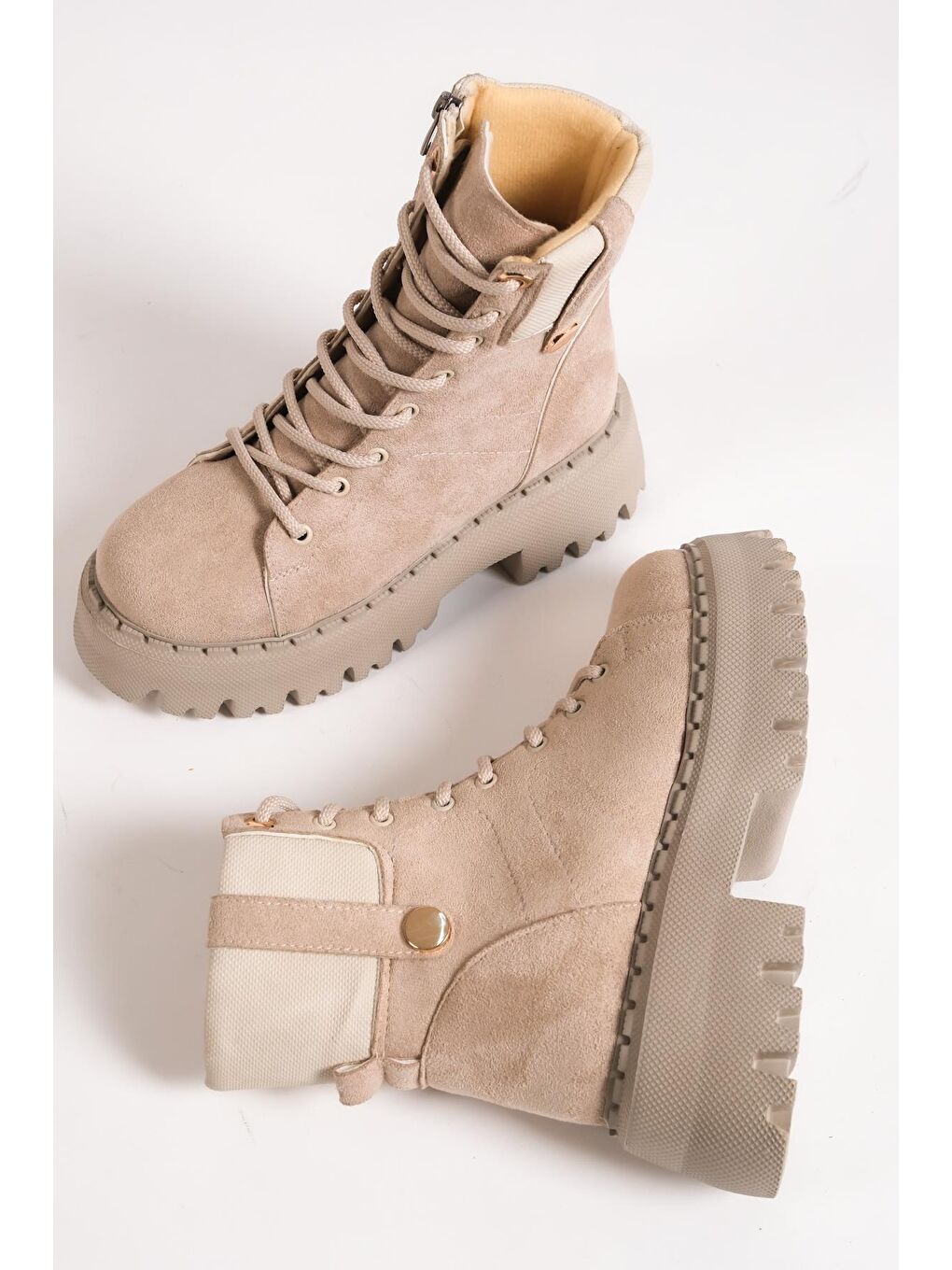 Bej Yuvarlak Burunlu Trak Tabanlı Aksesuarlı Kadın Bot-4