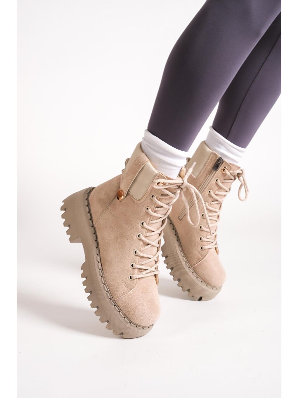 Bej Yuvarlak Burunlu Trak Tabanlı Aksesuarlı Kadın Bot-5