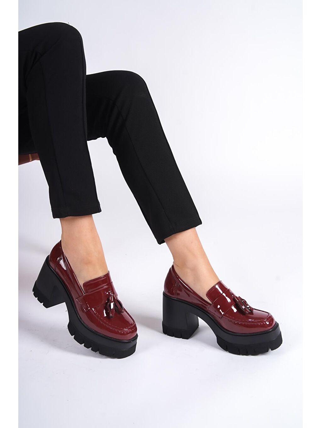 Bordo Yuvarlak Burunlu Püsküllü Orta Topuklu Kadın Loafer
