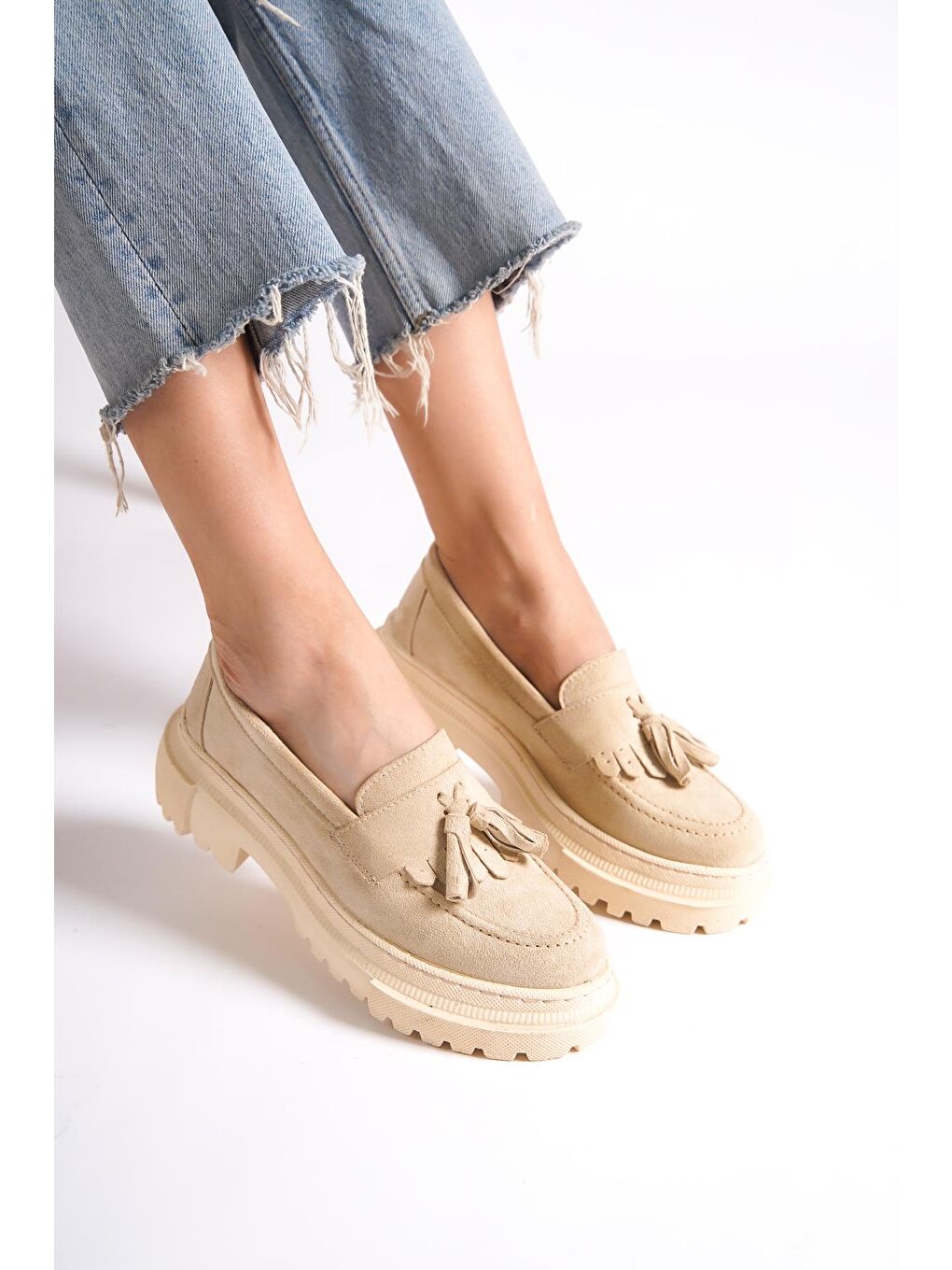 Bej Oval Burunlu Püsküllü Trak Tabanlı Süet Kadın Loafer