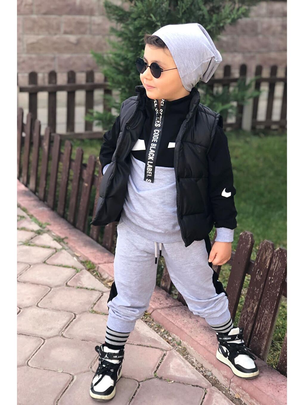 Erkek Çocuk Dijital Baskılı Kapşonlu ve Şişme Yelekli Bereli Siyah Eşofman Takım 2-14Yaş-1