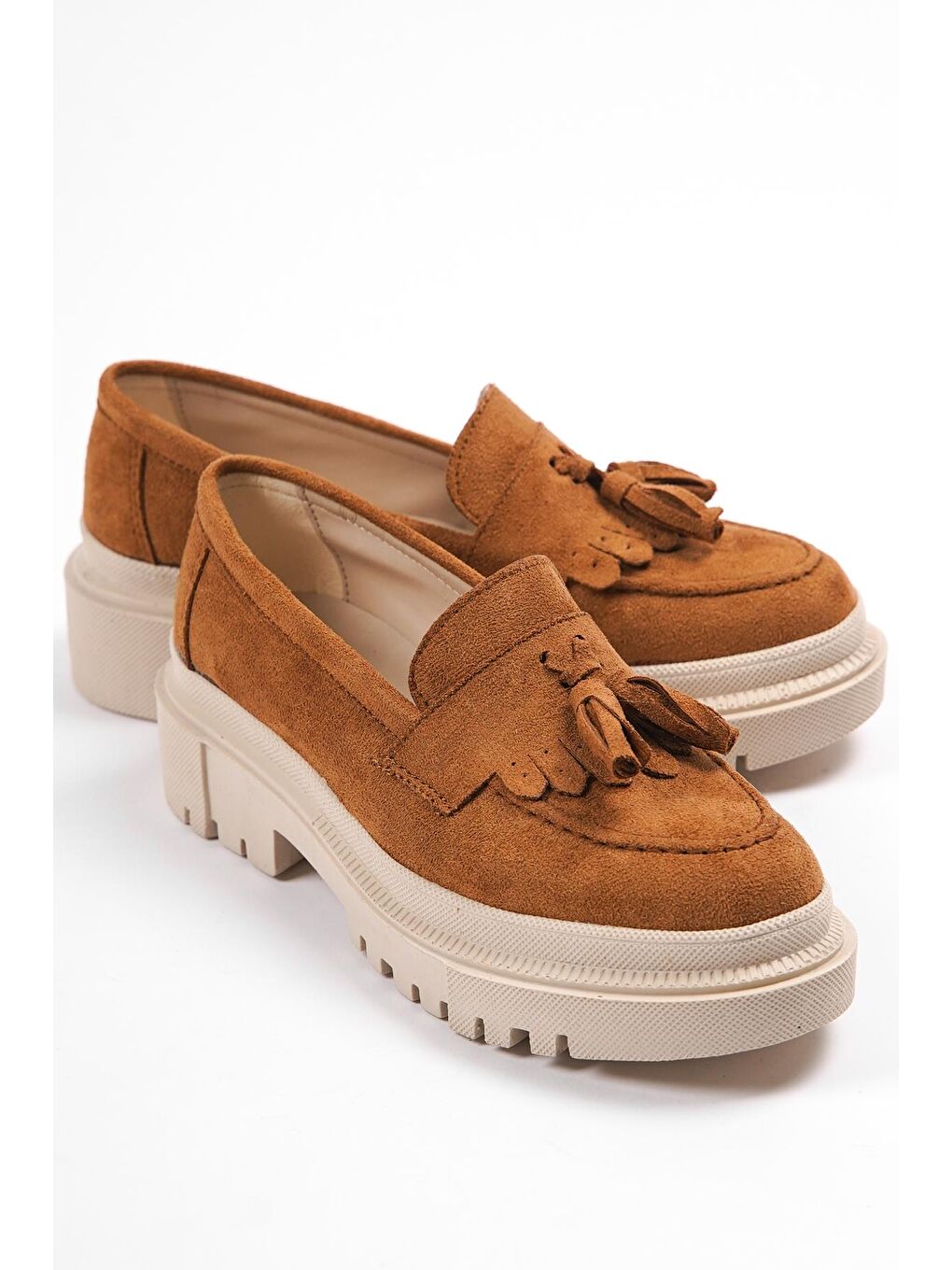 Bej Oval Burunlu Püsküllü Trak Tabanlı Süet Kadın Loafer