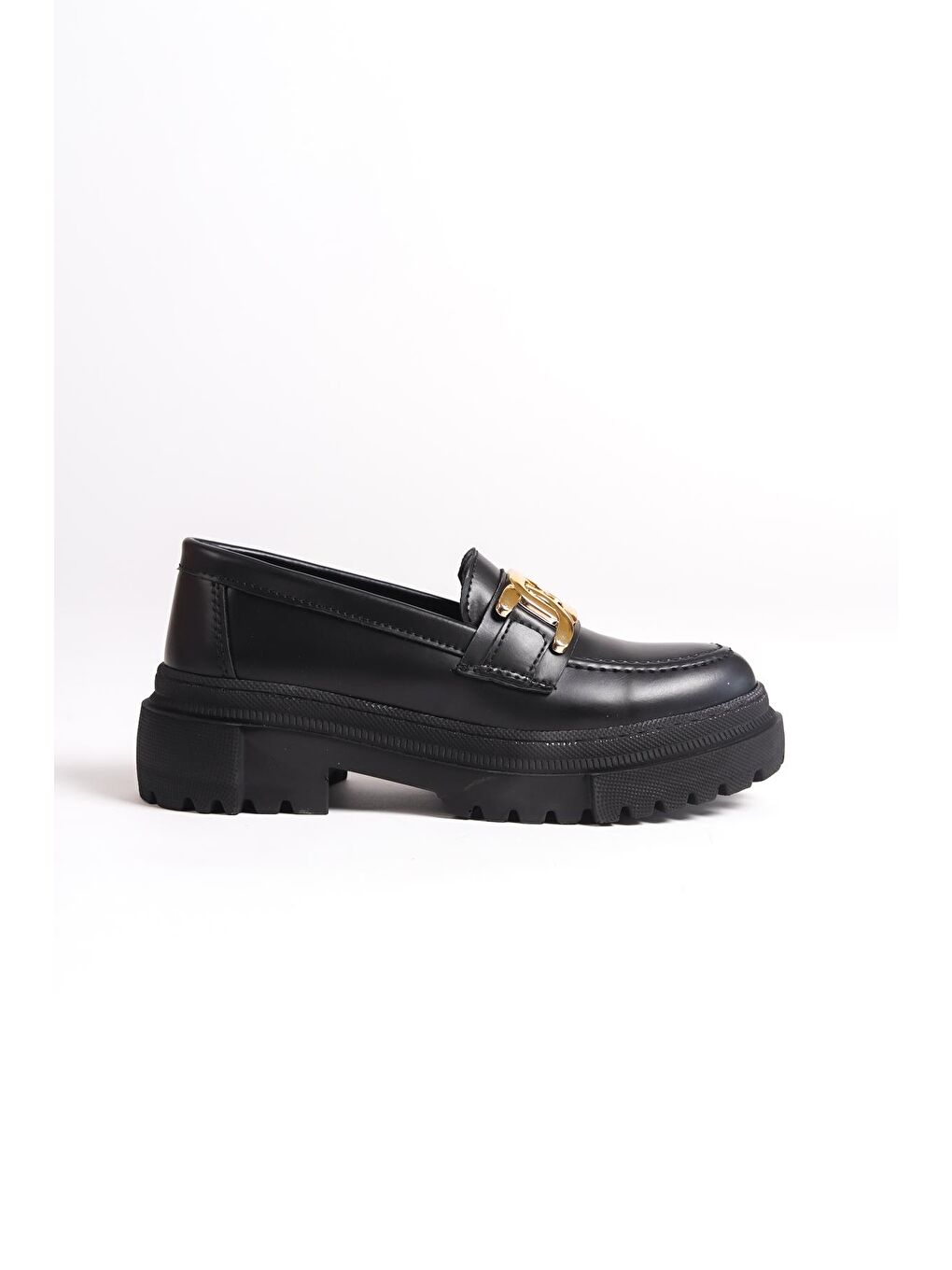 Capone Outfitters Siyah Oval Burunlu Metal Aksesuarlı Trak Tabanlı Kırışık Rugan Kadın Loafer - 4