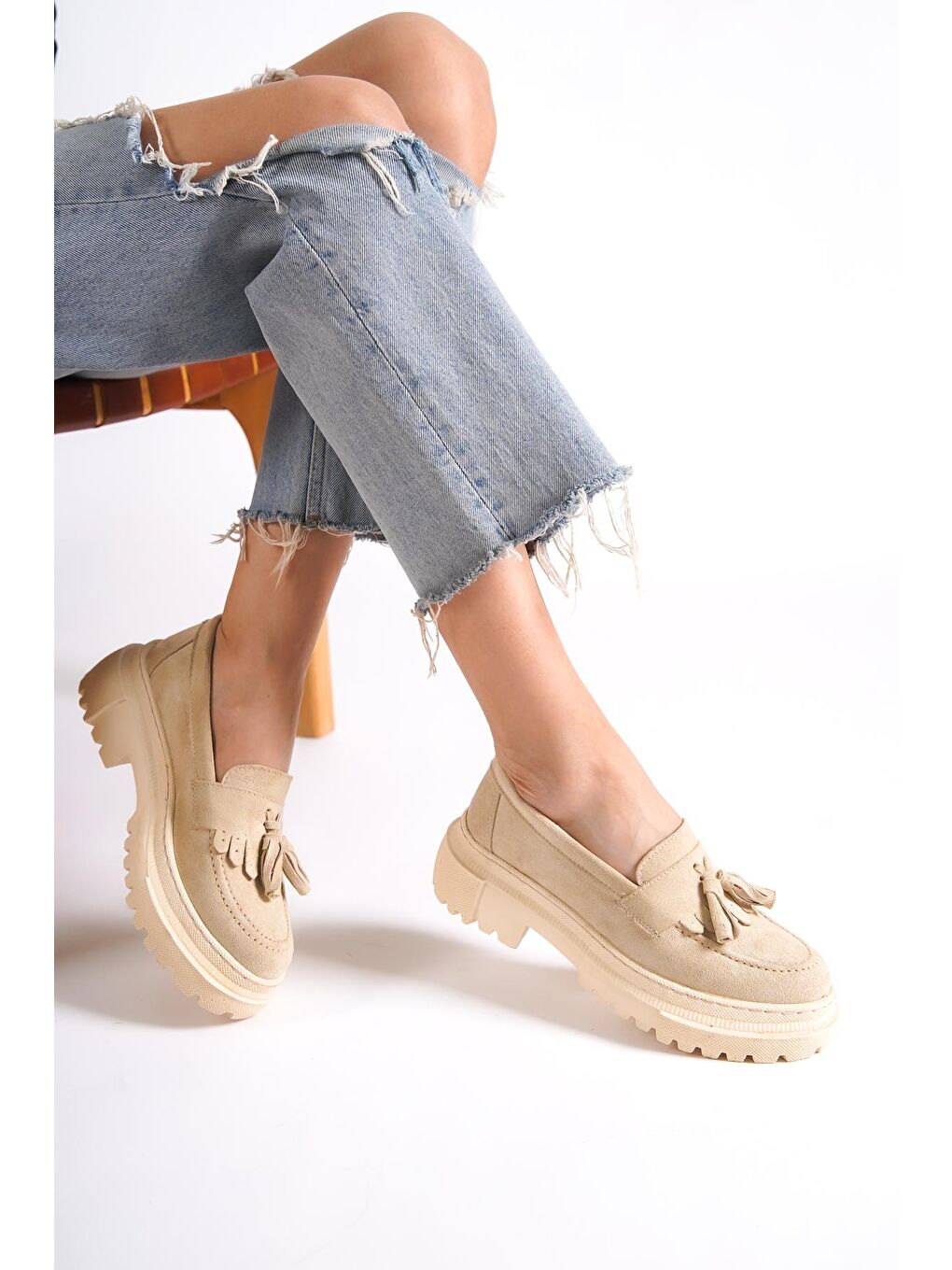 Bej Oval Burunlu Püsküllü Trak Tabanlı Süet Kadın Loafer-8