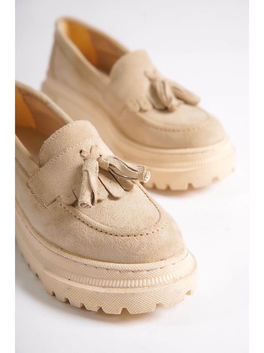 Bej Oval Burunlu Püsküllü Trak Tabanlı Süet Kadın Loafer-11