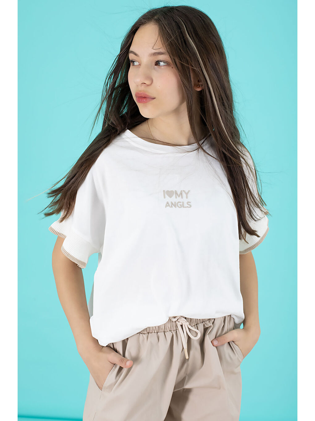 Bej Yazılı Oversize Tişörtlü Paraşüt Pantolonlu Kız Çocuk Takım 20297