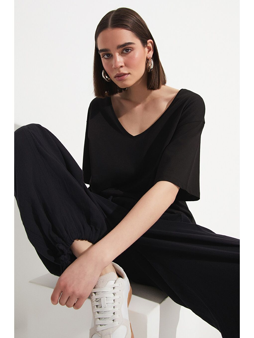 Siyah %100 Pamuk Dökümlü Bol Kesim V Yaka Tişört-4