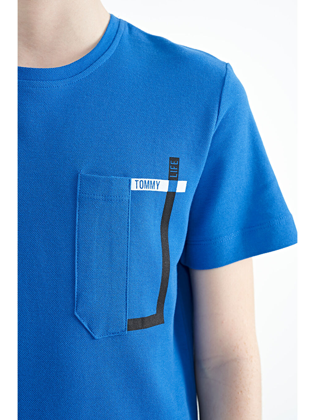 Mavi Saks Cep Detaylı O Yaka Standart Kalıp Erkek Çocuk Tişört - 11120-2