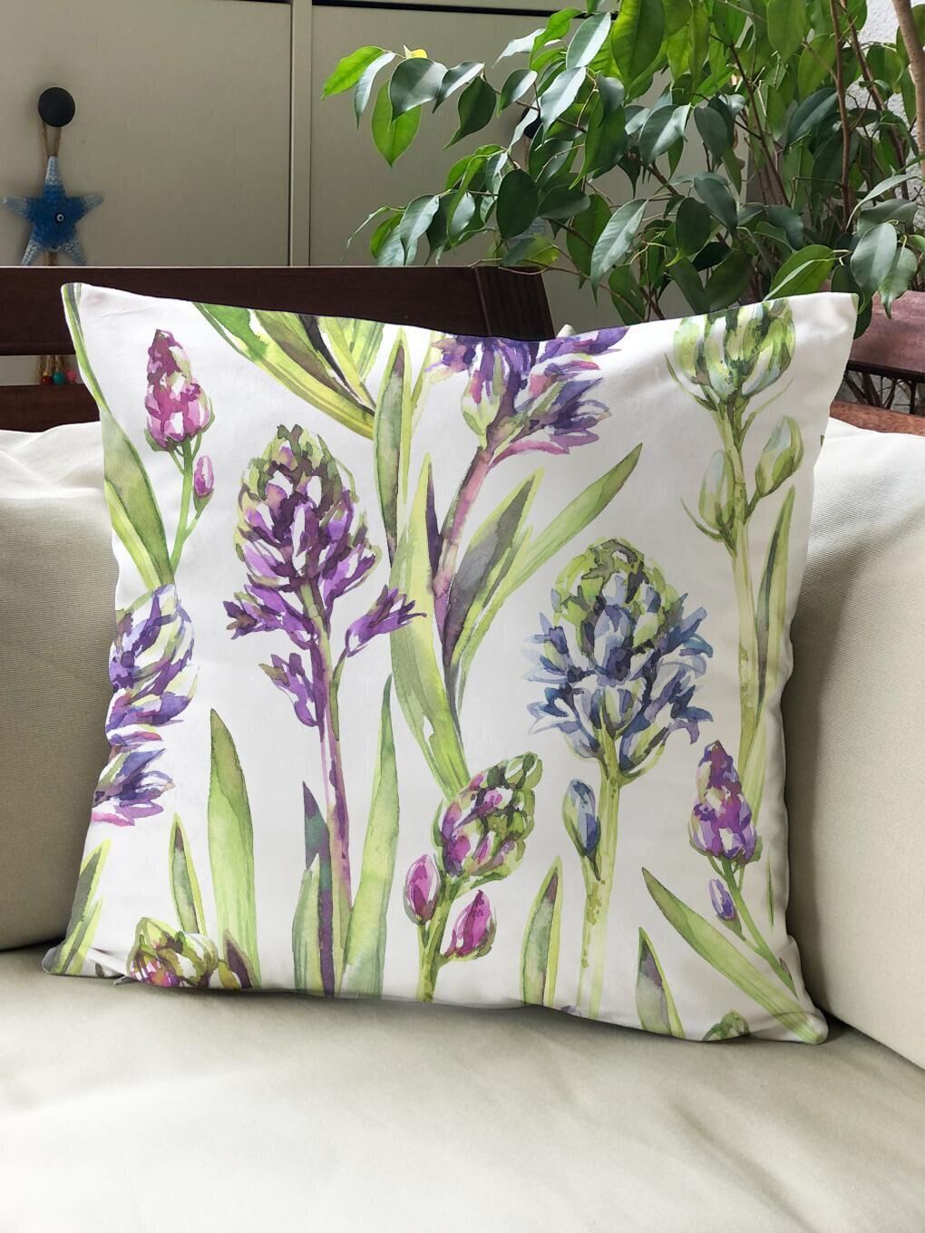 Mor Kadife Doku Çift Taraf Baskılı Bahar Desenleri 43x43 cm Tekli Kırlent Kılıfı