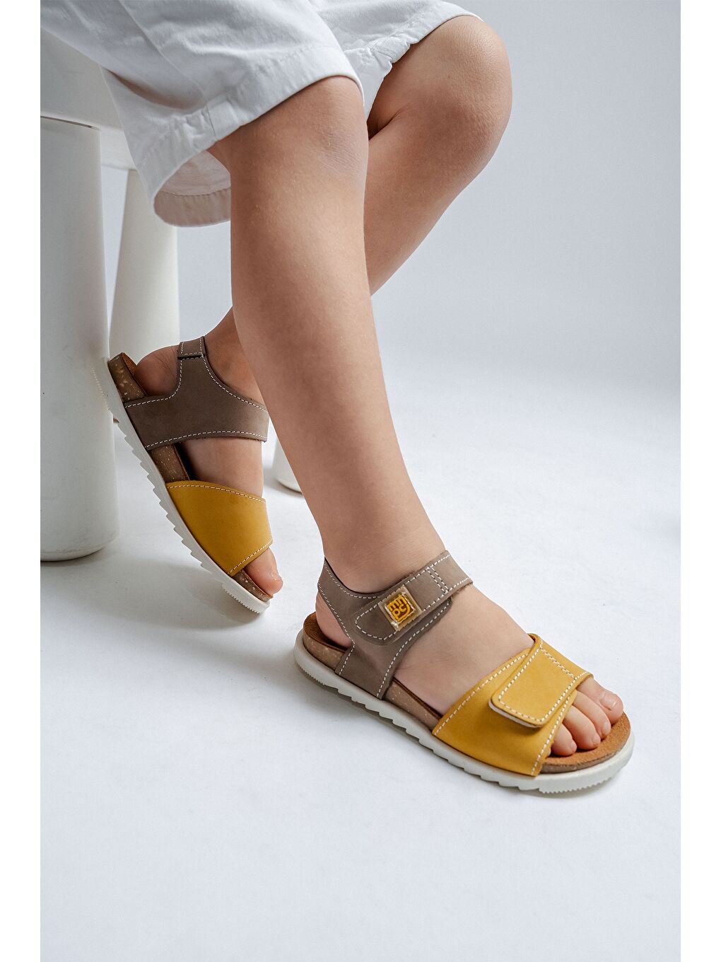 Unisex Çocuk Gri-Sarı Hakiki Deri Mantar Tabanlı Günlük Çocuk Sandalet-1