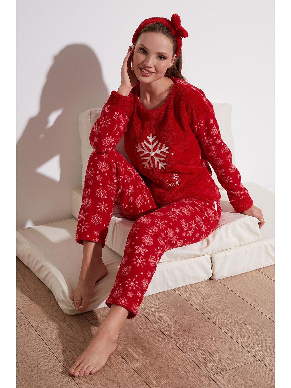 Kırmızı Kar Tanesi Desenli Beli Lastikli Saç Bantlı Peluş Pijama Takımı 609412013