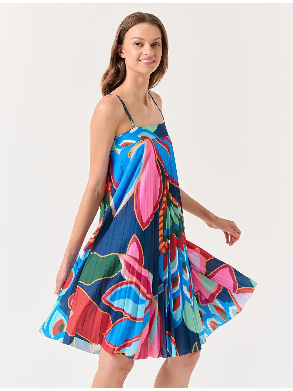 Karışık Askılı Düz Yaka Piliseli Desenli Elbise-4