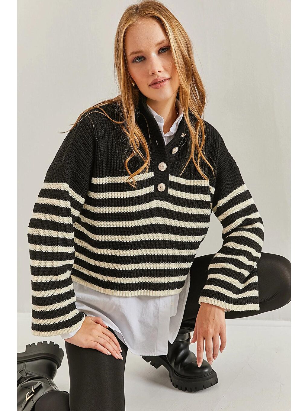 Siyah Kadın Yakası Düğmeli Çizgili Triko Kazak