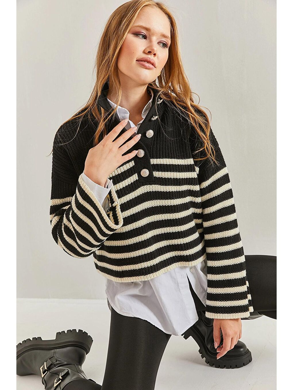 Siyah Kadın Yakası Düğmeli Çizgili Triko Kazak-1