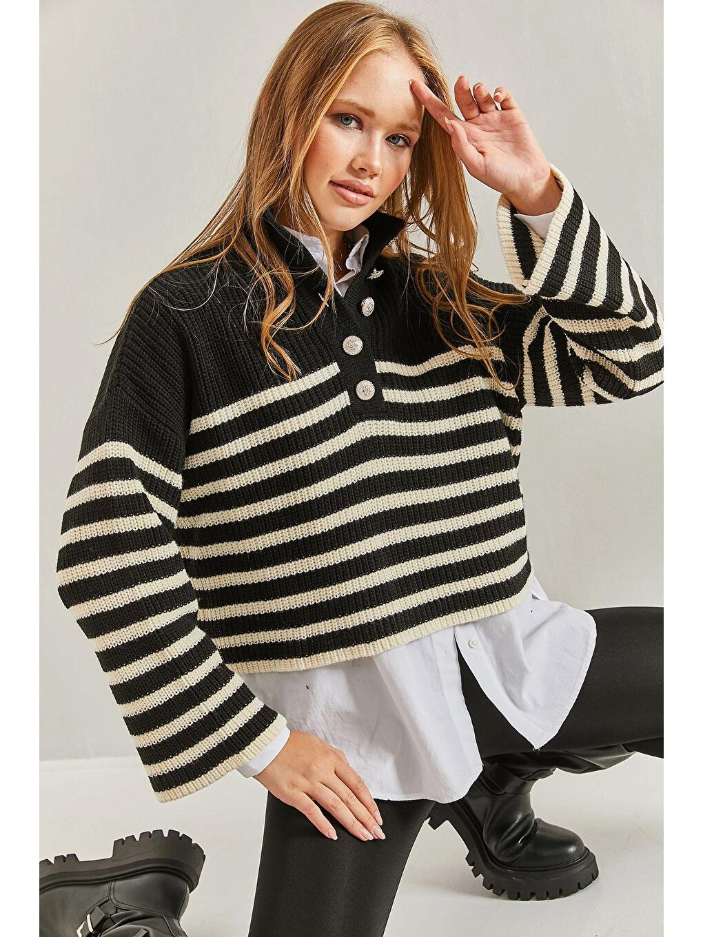 Siyah Kadın Yakası Düğmeli Çizgili Triko Kazak-2