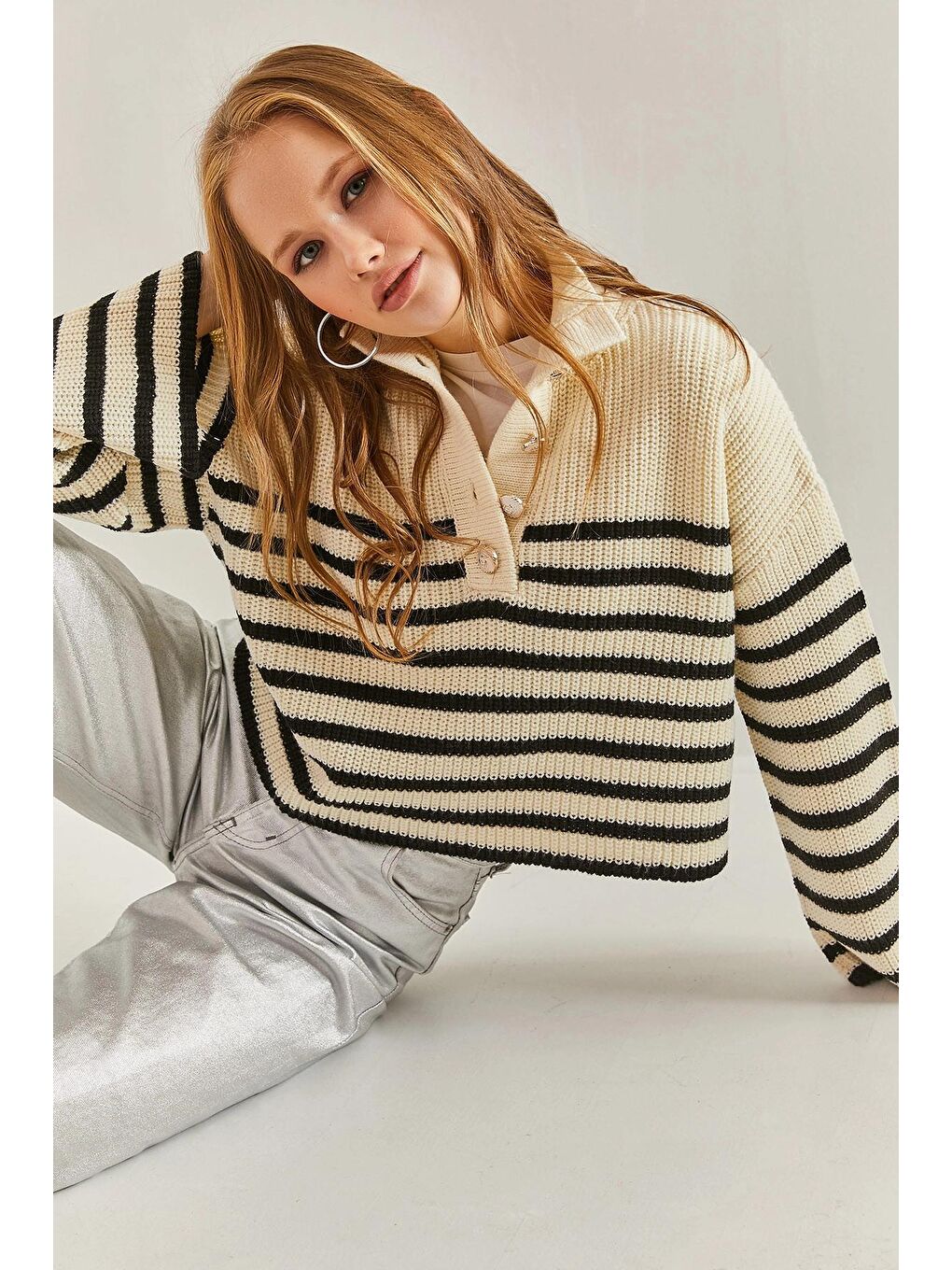 Bej Kadın Yakası Düğmeli Çizgili Triko Kazak