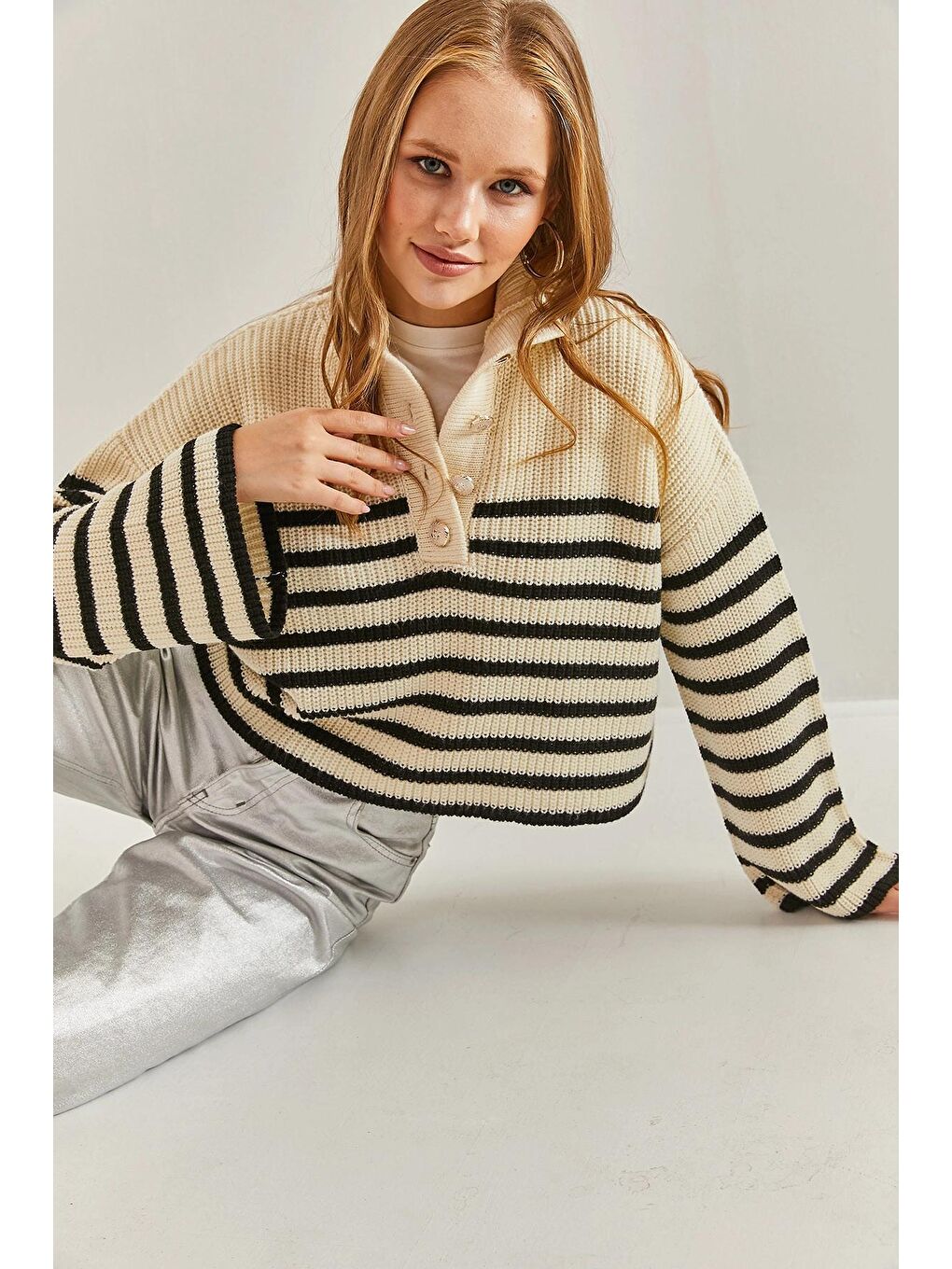 Bej Kadın Yakası Düğmeli Çizgili Triko Kazak-4