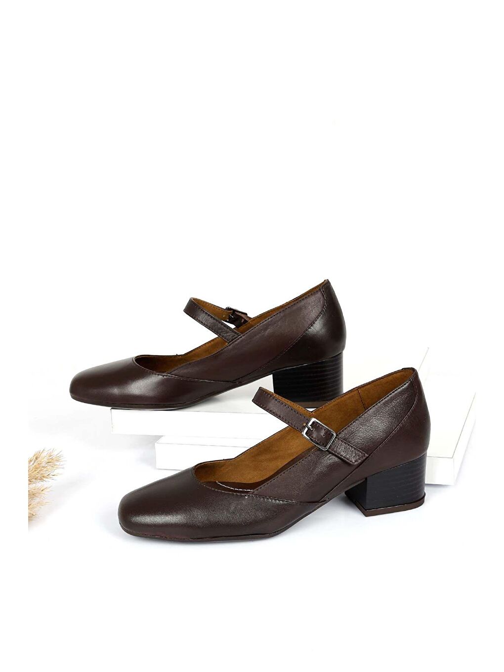 Kahverengi KAHVERENGİ  Hakiki Deri Küt Burun Kısa Kalın Topuklu Kadın Ayakkabı 24220-1