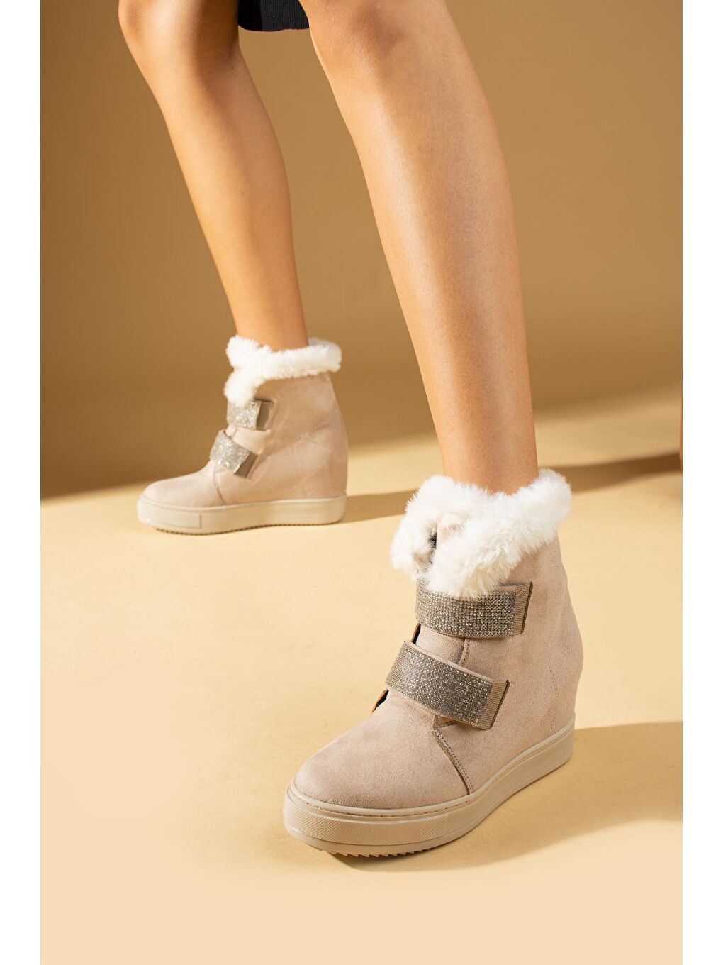 Bej İçi Kürklü Rahat Taban Taşlı Gizli Topuklu Kadın Bot&Bootie 43-415-23Süet