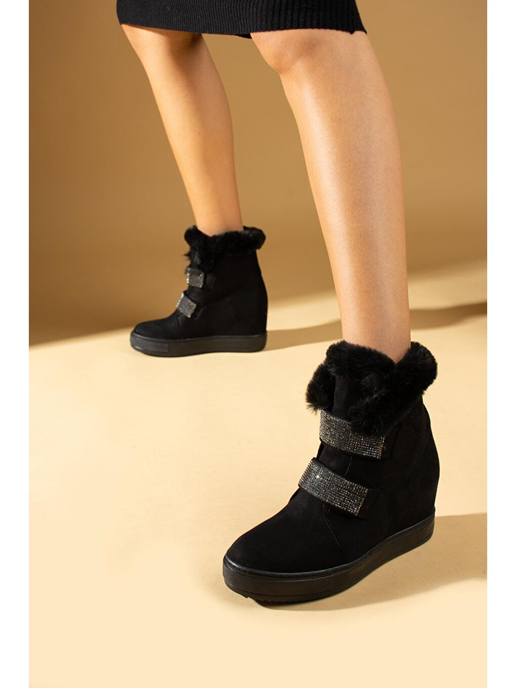 Siyah İçi Kürklü Rahat Taban Taşlı Gizli Topuklu Kadın Bot&Bootie 43-415-23Süet
