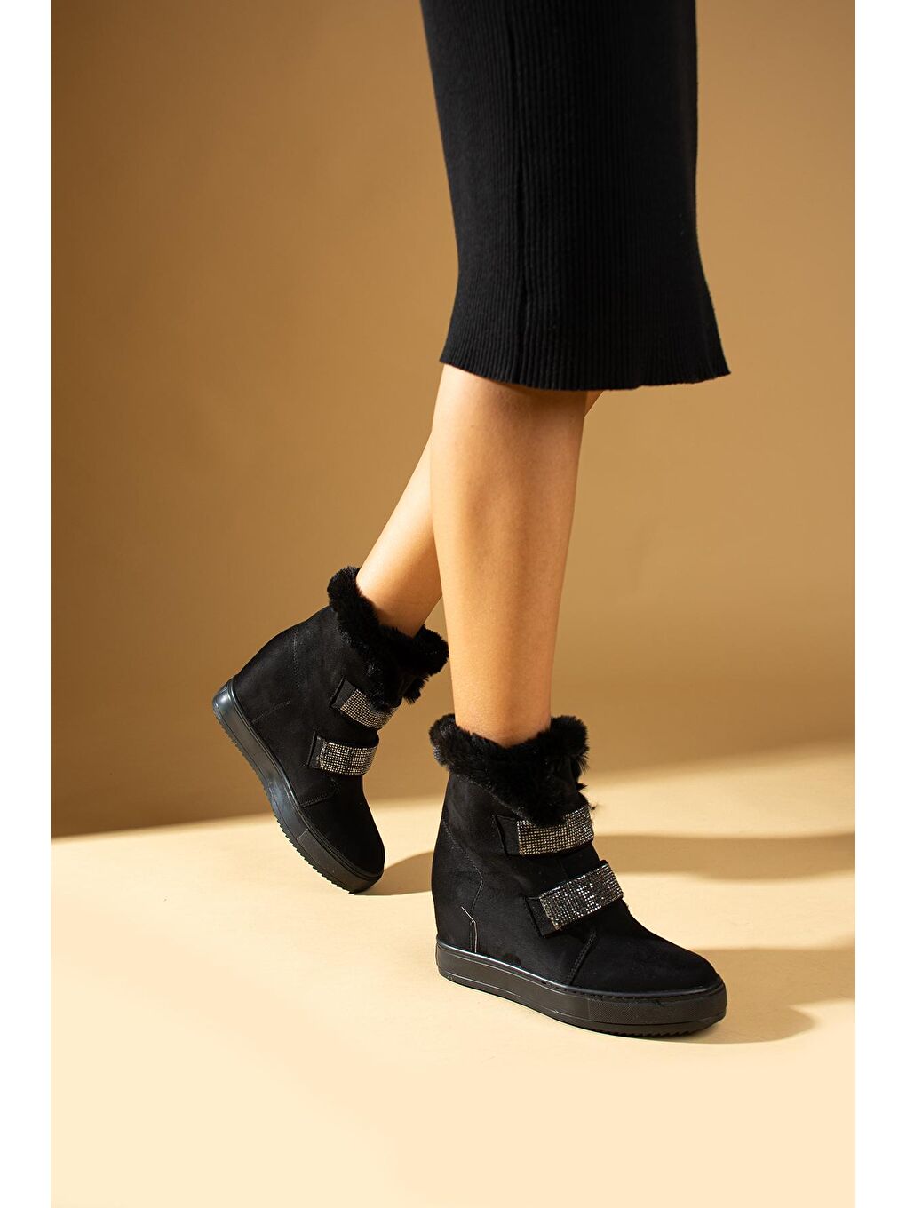 Siyah İçi Kürklü Rahat Taban Taşlı Gizli Topuklu Kadın Bot&Bootie 43-415-23Süet-1