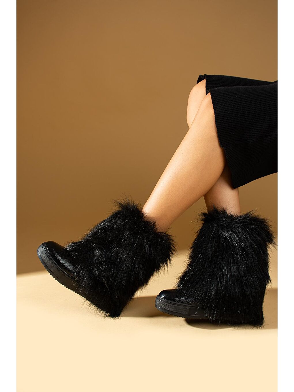 Siyah Kaymaz Taban İçi Ve Dışı Kürklü Gizli Topuklu Kadın Bot 43-430-23