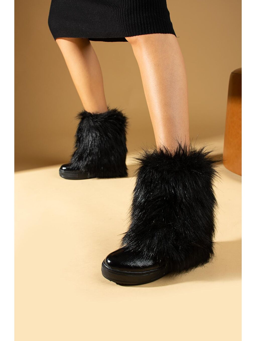 Siyah Kaymaz Taban İçi Ve Dışı Kürklü Gizli Topuklu Kadın Bot 43-430-23-1
