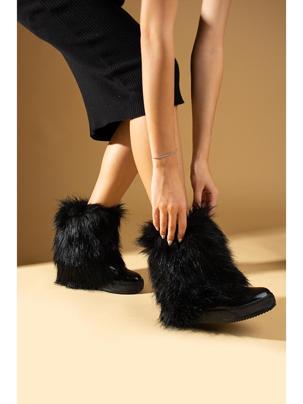 Siyah Kaymaz Taban İçi Ve Dışı Kürklü Gizli Topuklu Kadın Bot 43-430-23-2