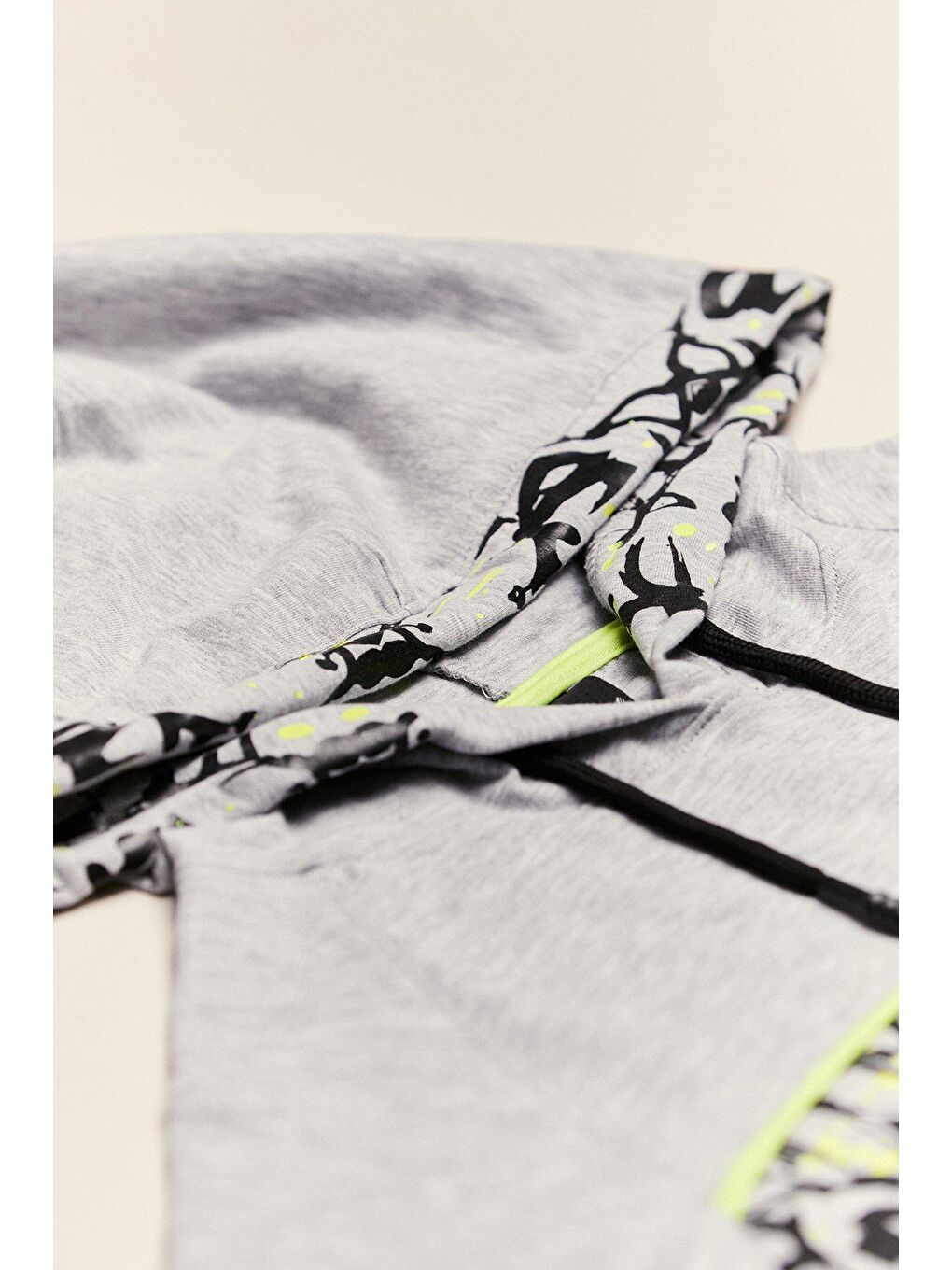 Gri Kapüşonlu Baskılı Çocuk Tişört-2