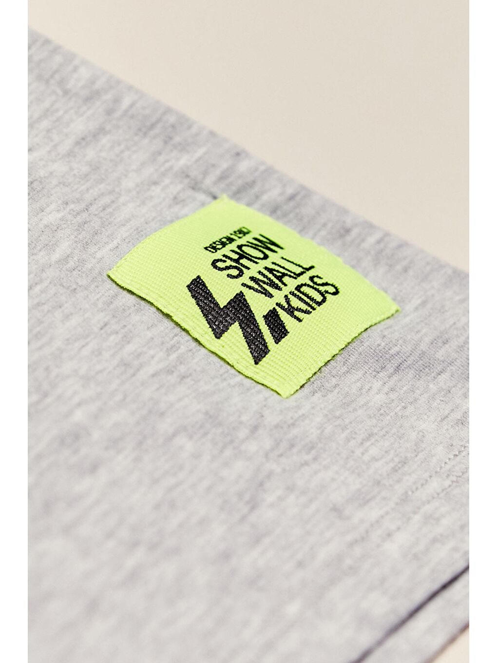 Gri Kapüşonlu Baskılı Çocuk Tişört-3