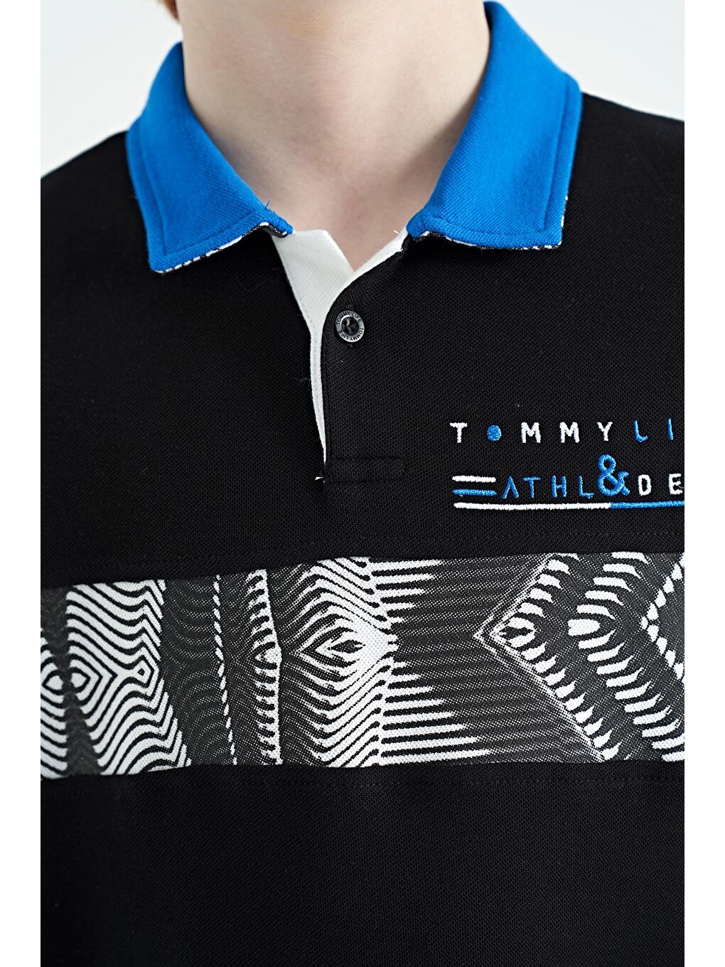 TOMMYLIFE Siyah Şerit Baskı Detaylı Pola Yaka Standart Kalıp Erkek Çocuk T-Shirt - 11162 - 1