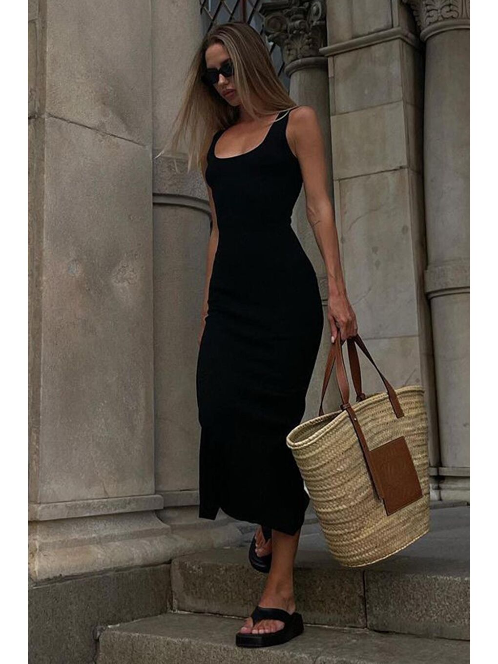 Siyah Kare Yaka Uzun Yırtmaçlı Elbise Mg1828