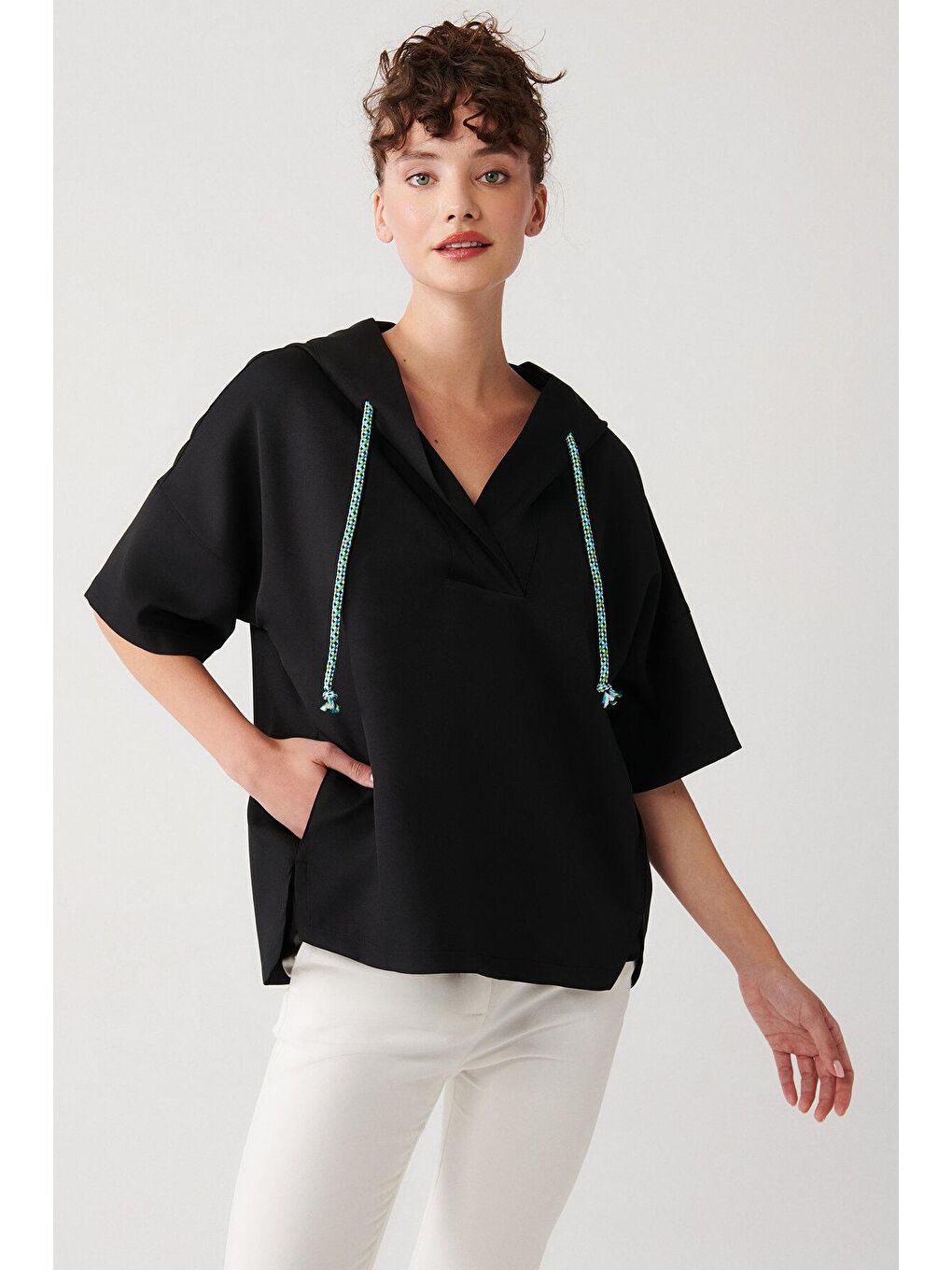 Siyah Düz Kordon Detaylı Kapüşonlu Sweatshirt