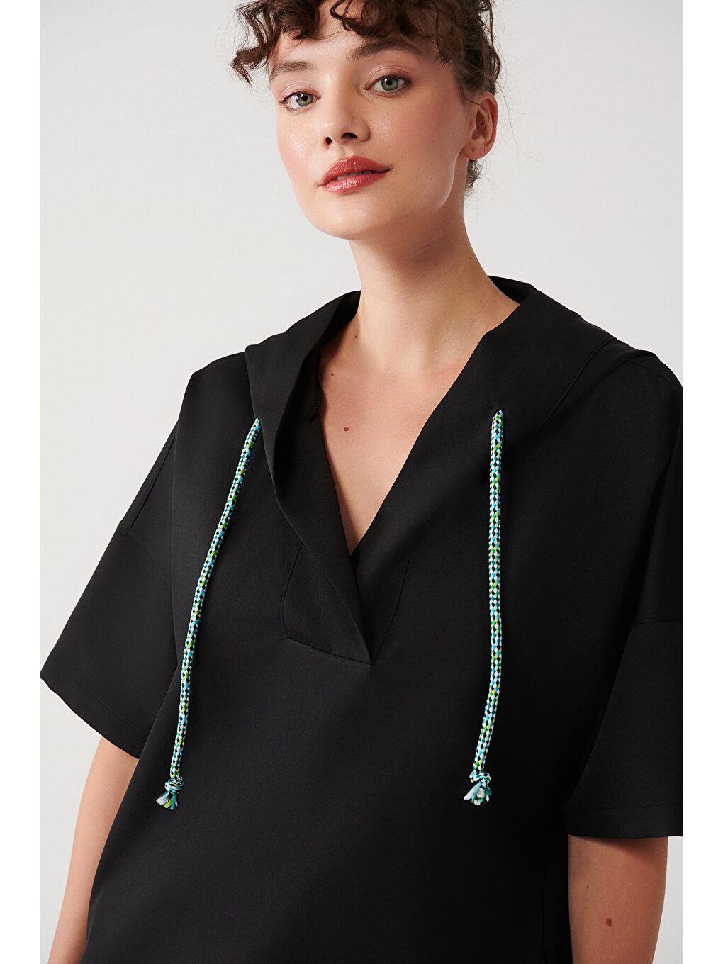 Siyah Düz Kordon Detaylı Kapüşonlu Sweatshirt-1