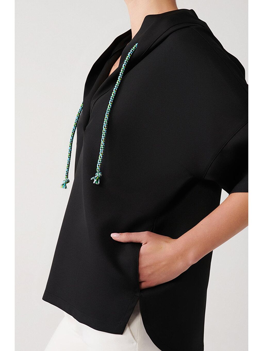 Siyah Düz Kordon Detaylı Kapüşonlu Sweatshirt-3