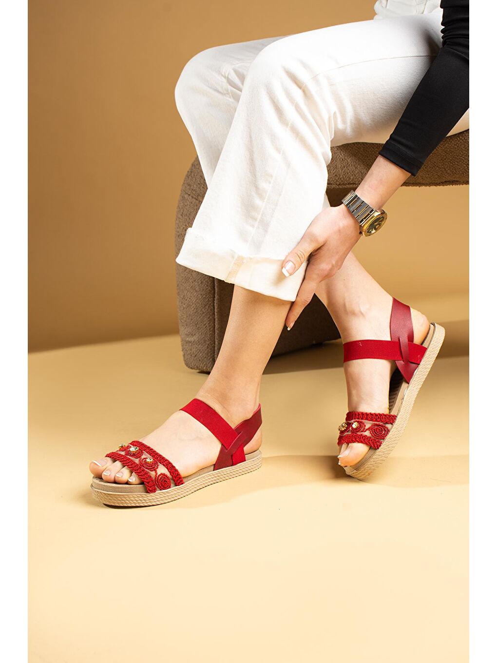 Kırmızı Taşlı Rahat Taban İşlemeli Kadın Sandalet 001-1882-23