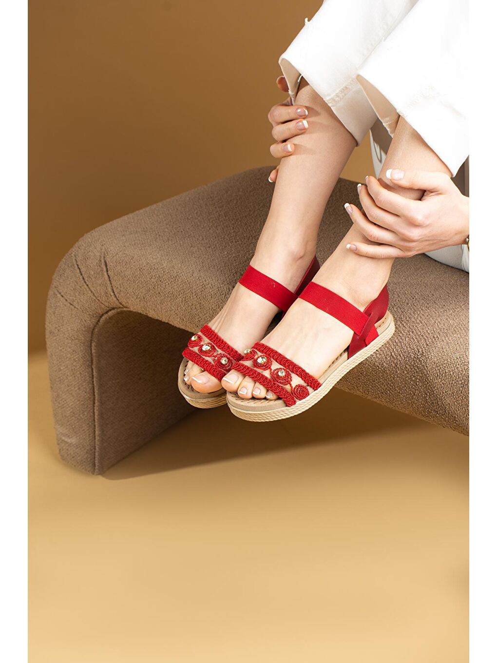 Kırmızı Taşlı Rahat Taban İşlemeli Kadın Sandalet 001-1882-23-1